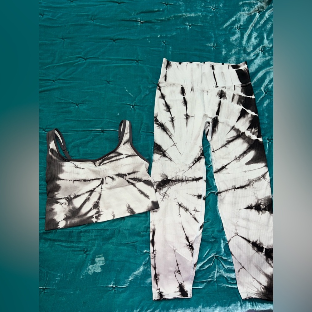 NWOT- PINK sports bra and legging set. Large. white/light grayish/ black tie dye